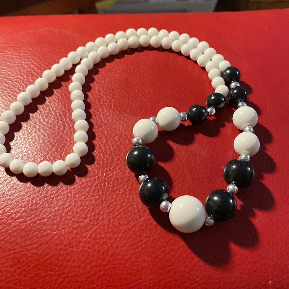 (3/$15)   Beautiful black and white beaded necklace